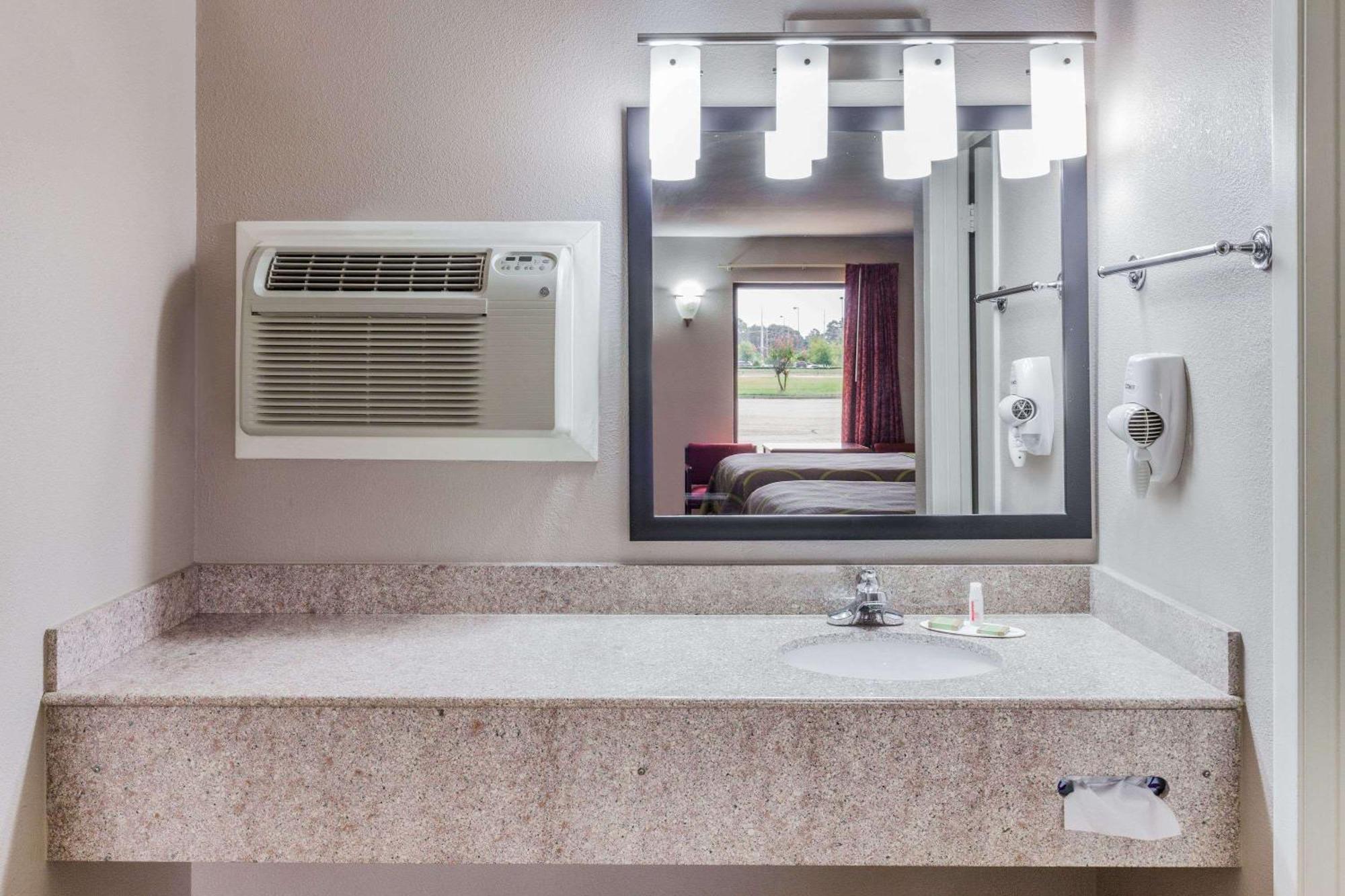 Hotel Super 8 By Wyndham Mt. Pleasant Tx 2*
